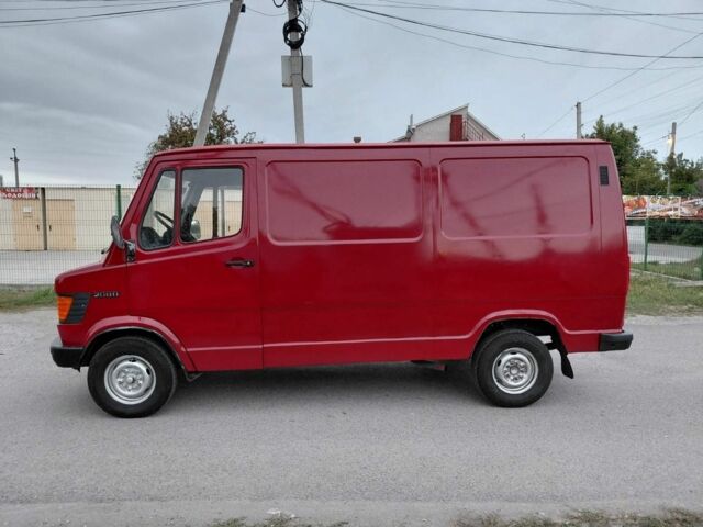 Красный Мерседес Т-мод, объемом двигателя 2.3 л и пробегом 487 тыс. км за 4000 $, фото 1 на Automoto.ua