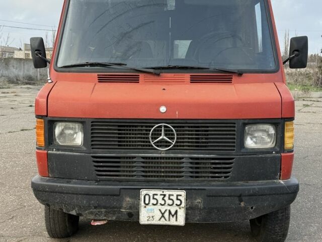 Красный Мерседес Т-мод, объемом двигателя 0 л и пробегом 400 тыс. км за 2500 $, фото 1 на Automoto.ua