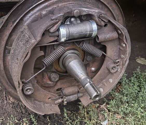 Желтый Мерседес Т-мод, объемом двигателя 2.4 л и пробегом 422 тыс. км за 2000 $, фото 1 на Automoto.ua