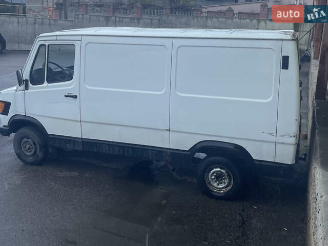 Белый Мерседес T1, объемом двигателя 2.4 л и пробегом 300 тыс. км за 1100 $, фото 1 на Automoto.ua
