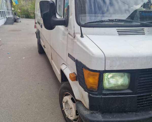 Білий Мерседес T1, об'ємом двигуна 2.9 л та пробігом 100 тис. км за 3500 $, фото 1 на Automoto.ua
