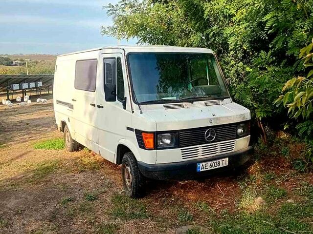 Белый Мерседес T1, объемом двигателя 2.3 л и пробегом 300 тыс. км за 2000 $, фото 1 на Automoto.ua