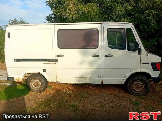 Белый Мерседес T1, объемом двигателя 2.3 л и пробегом 300 тыс. км за 2000 $, фото 2 на Automoto.ua