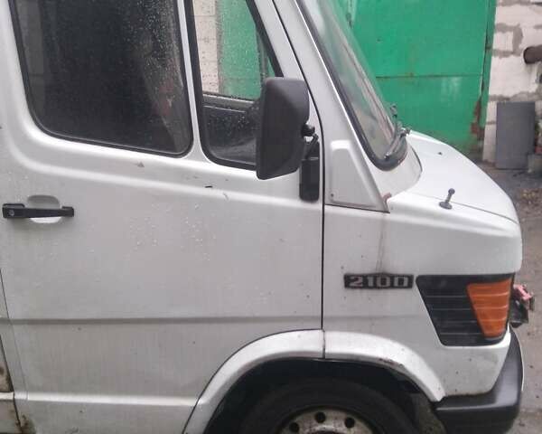 Білий Мерседес T1, об'ємом двигуна 2.87 л та пробігом 300 тис. км за 2300 $, фото 1 на Automoto.ua