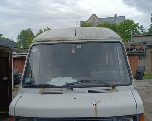 Белый Мерседес T1, объемом двигателя 2.8 л и пробегом 370 тыс. км за 2300 $, фото 2 на Automoto.ua