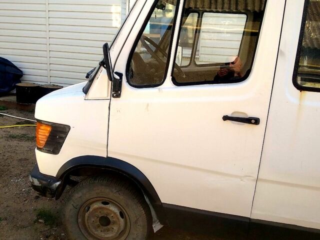 Белый Мерседес T1, объемом двигателя 2.3 л и пробегом 500 тыс. км за 2000 $, фото 4 на Automoto.ua