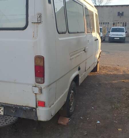 Белый Мерседес T1, объемом двигателя 2.3 л и пробегом 300 тыс. км за 2800 $, фото 6 на Automoto.ua