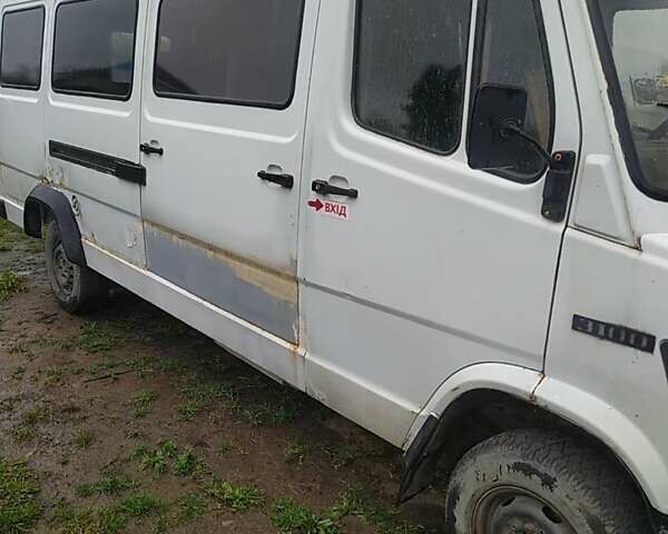 Белый Мерседес T1, объемом двигателя 2.9 л и пробегом 752 тыс. км за 2800 $, фото 2 на Automoto.ua