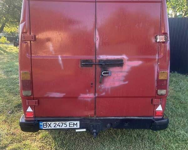 Красный Мерседес T1, объемом двигателя 2.3 л и пробегом 424 тыс. км за 2000 $, фото 1 на Automoto.ua