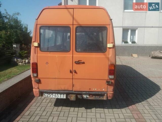 Красный Мерседес T1, объемом двигателя 2.9 л и пробегом 378 тыс. км за 1800 $, фото 2 на Automoto.ua