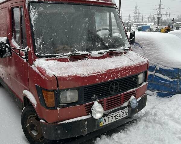 Красный Мерседес T1, объемом двигателя 2.4 л и пробегом 430 тыс. км за 2200 $, фото 1 на Automoto.ua