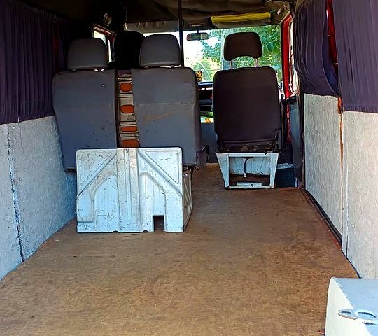 Красный Мерседес T1, объемом двигателя 2.9 л и пробегом 180 тыс. км за 3000 $, фото 3 на Automoto.ua