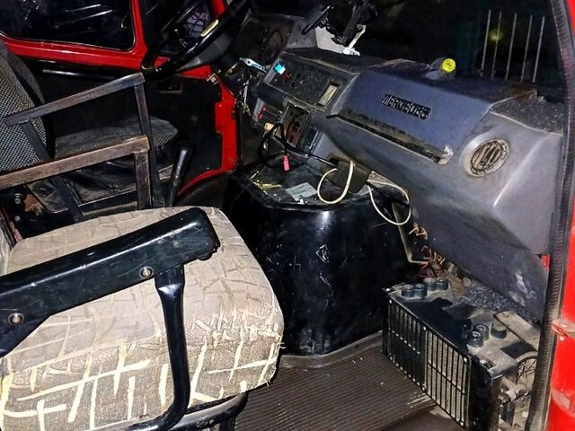Червоний Мерседес T1, об'ємом двигуна 2.9 л та пробігом 300 тис. км за 2000 $, фото 6 на Automoto.ua