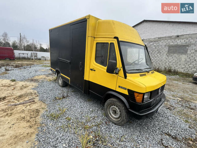 Желтый Мерседес T1, объемом двигателя 2.3 л и пробегом 400 тыс. км за 3100 $, фото 1 на Automoto.ua