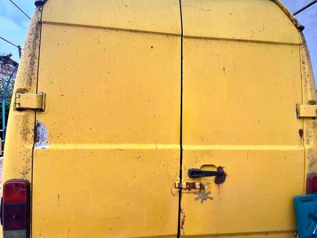 Желтый Мерседес T1, объемом двигателя 2.4 л и пробегом 328 тыс. км за 1500 $, фото 4 на Automoto.ua