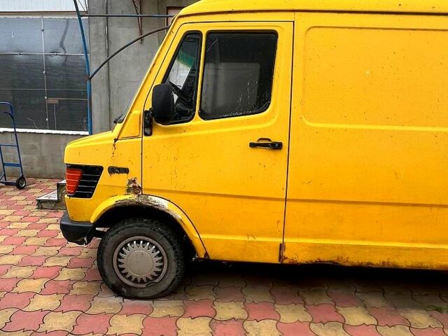 Желтый Мерседес T1, объемом двигателя 2.4 л и пробегом 328 тыс. км за 1500 $, фото 3 на Automoto.ua