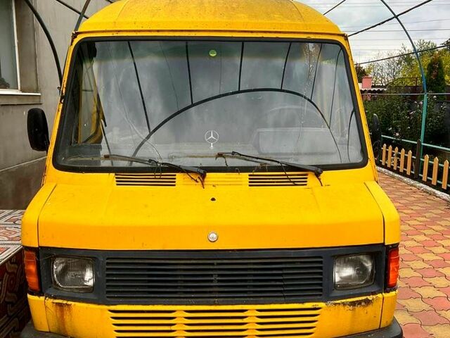 Желтый Мерседес T1, объемом двигателя 2.4 л и пробегом 328 тыс. км за 1500 $, фото 2 на Automoto.ua