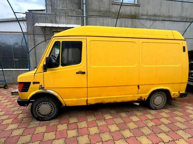 Желтый Мерседес T1, объемом двигателя 2.4 л и пробегом 328 тыс. км за 1500 $, фото 1 на Automoto.ua