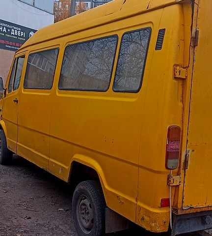 Жовтий Мерседес T1, об'ємом двигуна 2.3 л та пробігом 400 тис. км за 1200 $, фото 2 на Automoto.ua
