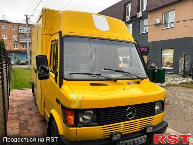 Желтый Мерседес T1, объемом двигателя 2.3 л и пробегом 200 тыс. км за 5000 $, фото 3 на Automoto.ua