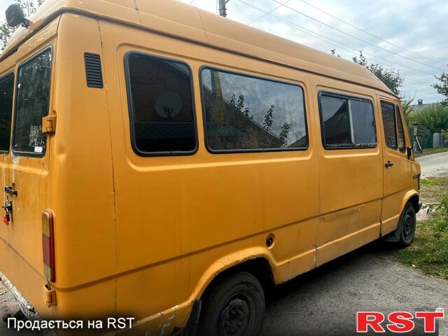 Желтый Мерседес T1, объемом двигателя 2.9 л и пробегом 0 тыс. км за 2800 $, фото 3 на Automoto.ua