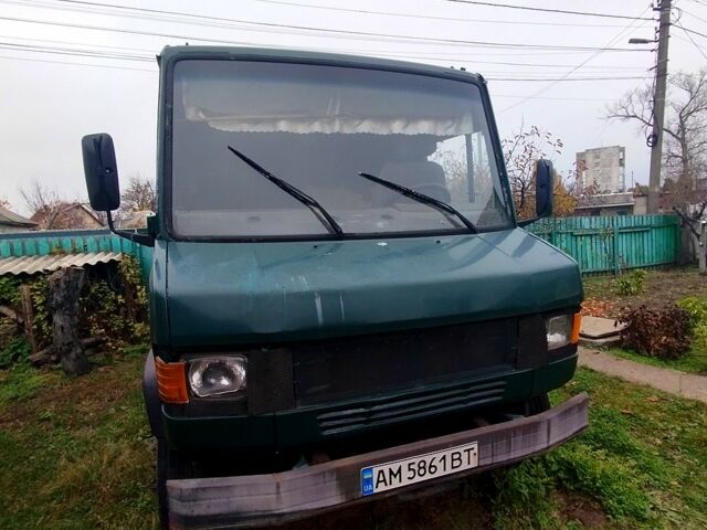 Зеленый Мерседес T1, объемом двигателя 4 л и пробегом 400 тыс. км за 3100 $, фото 3 на Automoto.ua