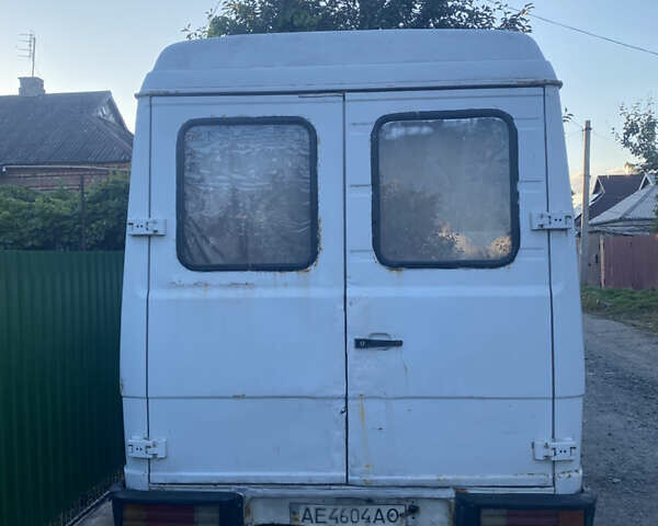 Белый Мерседес T2, объемом двигателя 3.97 л и пробегом 300 тыс. км за 2500 $, фото 1 на Automoto.ua