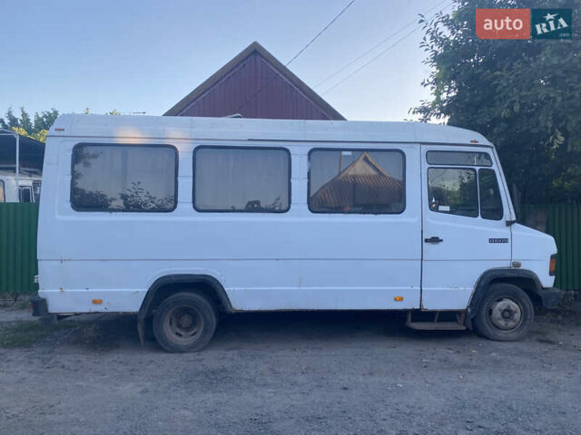 Белый Мерседес T2, объемом двигателя 3.97 л и пробегом 300 тыс. км за 2500 $, фото 3 на Automoto.ua