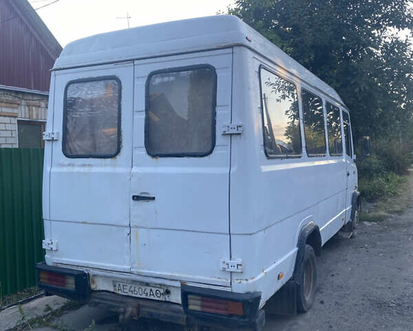 Белый Мерседес T2, объемом двигателя 3.97 л и пробегом 300 тыс. км за 3500 $, фото 2 на Automoto.ua