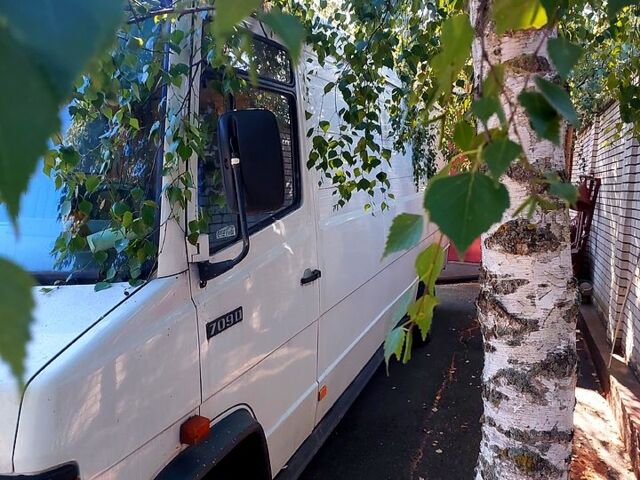 Белый Мерседес T2, объемом двигателя 4 л и пробегом 400 тыс. км за 5200 $, фото 4 на Automoto.ua