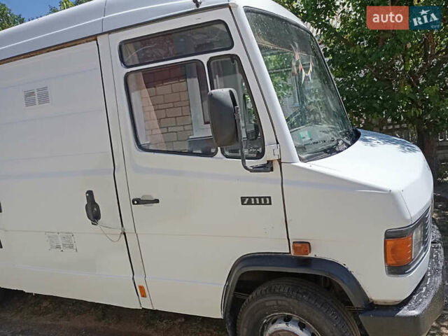 Белый Мерседес T2, объемом двигателя 3.97 л и пробегом 500 тыс. км за 6000 $, фото 1 на Automoto.ua
