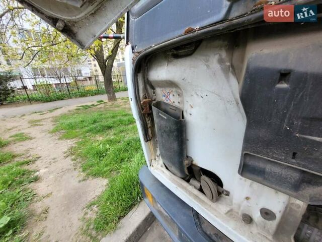 Белый Мерседес T2, объемом двигателя 4.2 л и пробегом 6 тыс. км за 4000 $, фото 3 на Automoto.ua