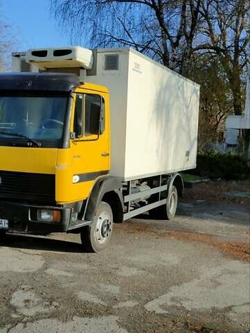 Желтый Мерседес T2, объемом двигателя 6 л и пробегом 3 тыс. км за 9250 $, фото 3 на Automoto.ua