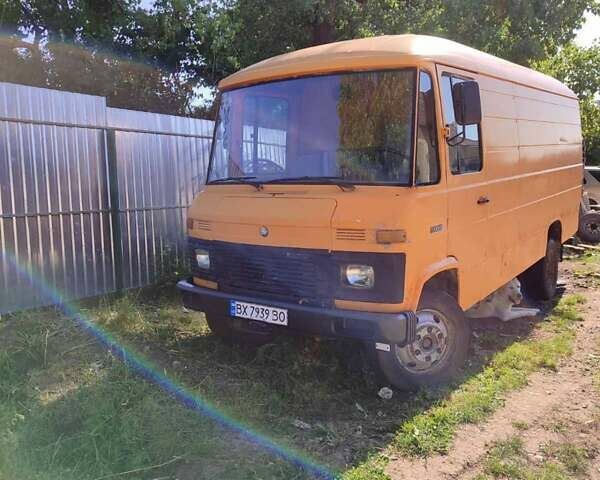 Оранжевый Мерседес T2, объемом двигателя 3.78 л и пробегом 37 тыс. км за 4000 $, фото 1 на Automoto.ua