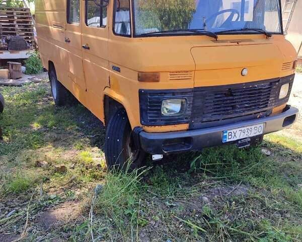 Оранжевый Мерседес T2, объемом двигателя 3.78 л и пробегом 37 тыс. км за 4000 $, фото 4 на Automoto.ua