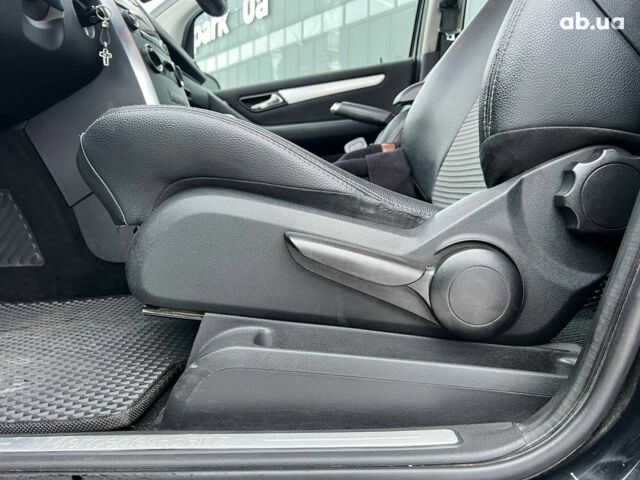 Черный Мерседес В-Класс, объемом двигателя 2.1 л и пробегом 265 тыс. км за 6990 $, фото 18 на Automoto.ua