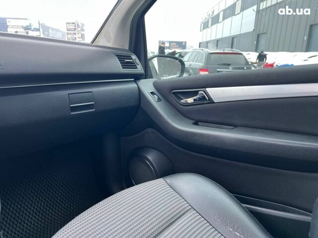 Черный Мерседес В-Класс, объемом двигателя 2.1 л и пробегом 265 тыс. км за 6990 $, фото 29 на Automoto.ua