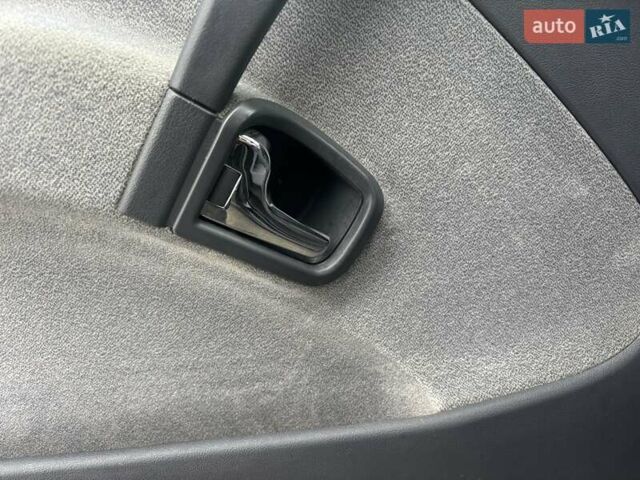 Черный Мерседес В-Класс, объемом двигателя 2.1 л и пробегом 320 тыс. км за 7400 $, фото 13 на Automoto.ua