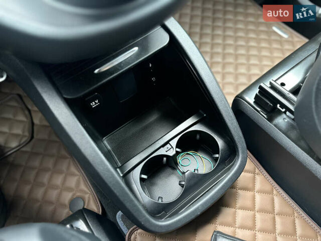 Мерседес В-Класс 2016 в Киеве на Automoto.ua Черный Мерседес В-Класс, объемом двигателя 2.14 л и пробегом 168 тыс. км за 51000 $, фото 51 на Automoto.ua