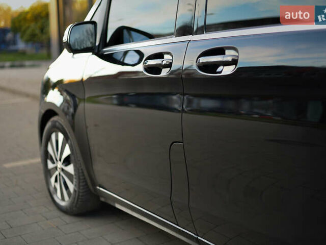 Чорний Мерседес В-Клас, об'ємом двигуна 2.14 л та пробігом 26 тис. км за 88800 $, фото 12 на Automoto.ua
