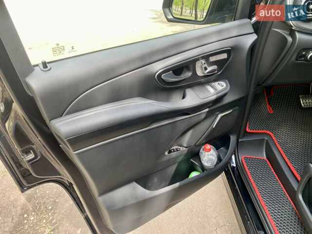Чорний Мерседес В-Клас, об'ємом двигуна 1.95 л та пробігом 32 тис. км за 131500 $, фото 24 на Automoto.ua
