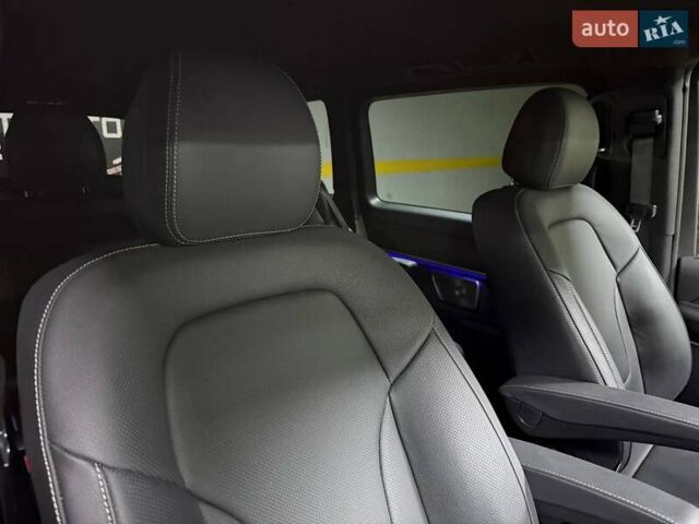 Черный Мерседес В-Класс, объемом двигателя 1.9 л и пробегом 8 тыс. км за 119500 $, фото 93 на Automoto.ua