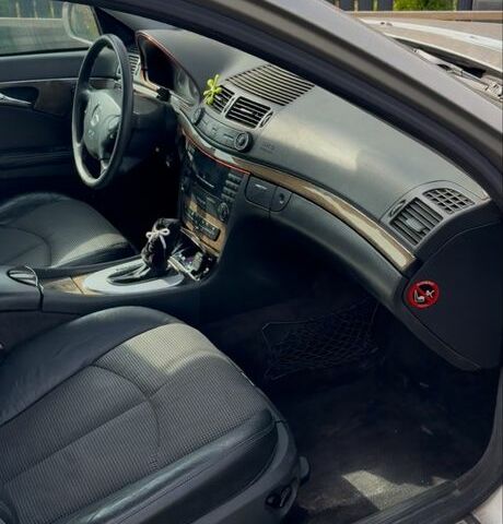 Серый Мерседес В-Класс, объемом двигателя 2.7 л и пробегом 300 тыс. км за 2900 $, фото 7 на Automoto.ua