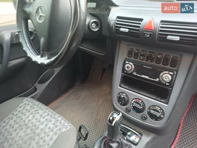 Красный Мерседес Ванео, объемом двигателя 1.6 л и пробегом 294 тыс. км за 2500 $, фото 11 на Automoto.ua