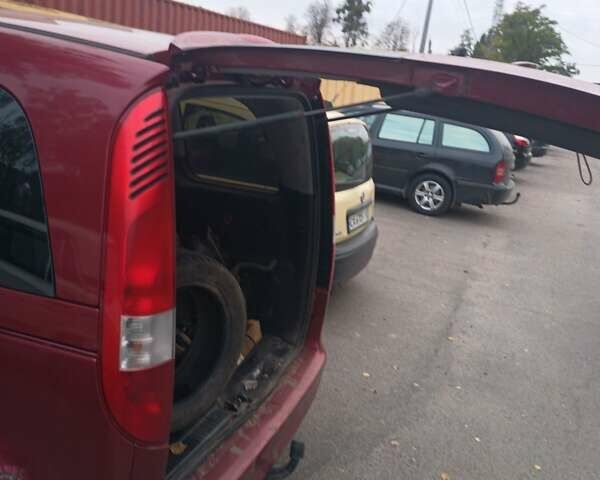 Красный Мерседес Ванео, объемом двигателя 1.6 л и пробегом 294 тыс. км за 2500 $, фото 4 на Automoto.ua