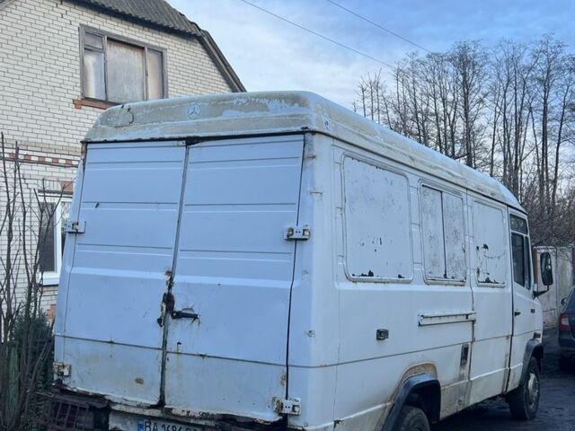 Белый Мерседес Варио, объемом двигателя 4 л и пробегом 111 тыс. км за 3500 $, фото 3 на Automoto.ua