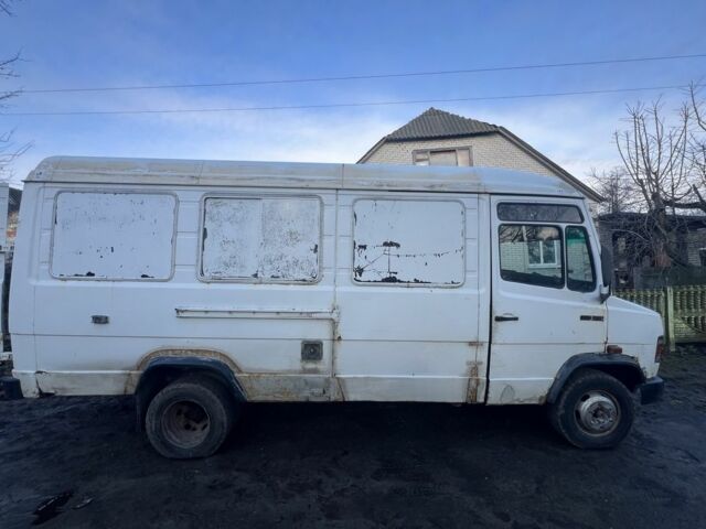 Белый Мерседес Варио, объемом двигателя 4 л и пробегом 111 тыс. км за 3500 $, фото 2 на Automoto.ua