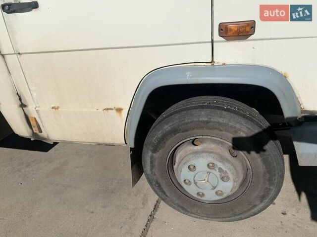 Белый Мерседес Варио, объемом двигателя 4.2 л и пробегом 600 тыс. км за 10000 $, фото 4 на Automoto.ua