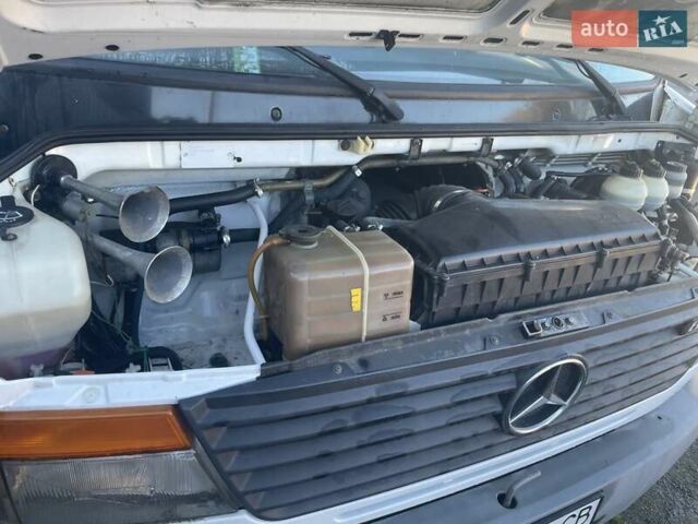 Белый Мерседес Варио, объемом двигателя 4.2 л и пробегом 350 тыс. км за 15000 $, фото 7 на Automoto.ua