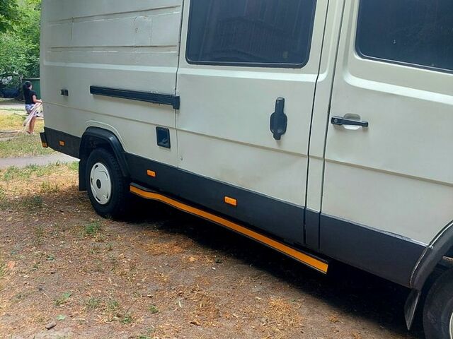 Белый Мерседес Варио, объемом двигателя 4 л и пробегом 350 тыс. км за 5000 $, фото 2 на Automoto.ua